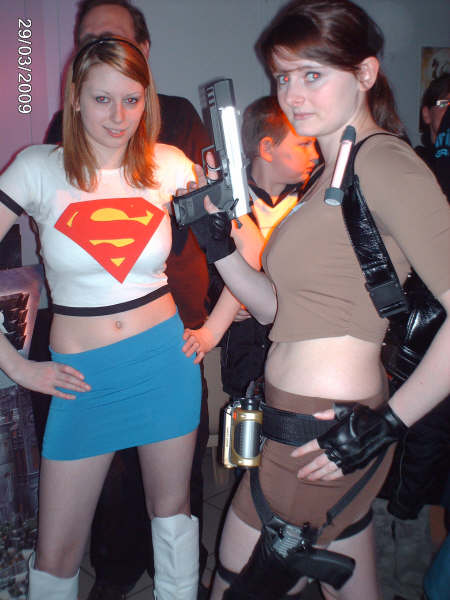 Photo 198 - Super Girl et Lara Croft